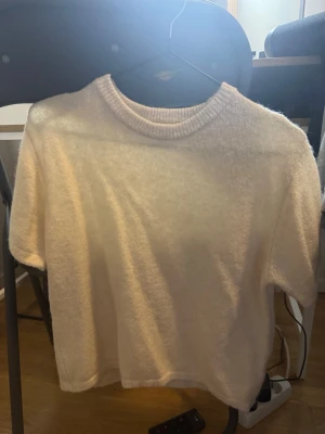 Stickad t-shirt - Vit stickad T-shirt från gina Young. Storlek 154