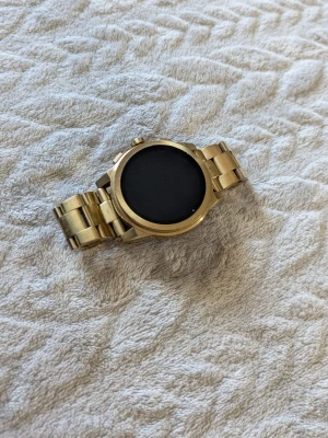 Michael Kors Access Bradshaw Smartwatch (MKT5001) - Snygg guldpläterad smartwatch i rostfritt stål med pekskärm och klassisk design i fint begagnat skick.