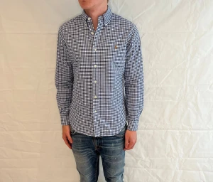 Polo Ralph Lauren Slim Fit Checked Shirt - Rutad herrskjorta i slim fit, 100% bomull, begagnad i mycket gott skick.