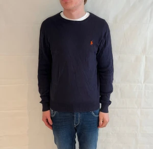 Polo Ralph Lauren Sweater Slim Fit Prima Cotton Blue Men's - Marinblå stickad tröja i slim fit, i mycket gott begagnat skick.
