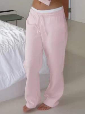 Iconic sweatpant - Gina Tricot - Lite ”nopprig” inuti i fordringen som dessa byxor blir efter tvätt.  Mjukisbyxor med rak passform och mjuk borstad insida. Med knytning i midjan för en bekväm passform. I färgen ljusrosa. Never goes out of style.