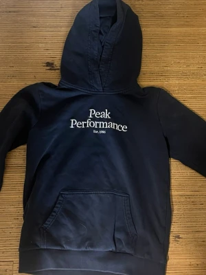 Blå hoodie Peak Performance original storlek160 men 152-158 kan också ha den. - Snygg blå hoodie från Peak Performance nypris 800kr och jag säljer den för endast 200kr fraktar samma dag!! 
