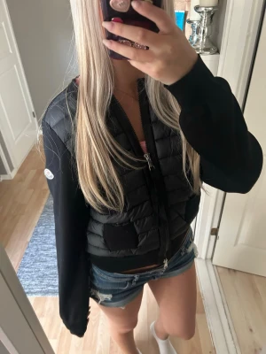 Svart moncler cardiganjacka  - Heej🤗Säljer min svarta Moncler cardigan pga att den inte kommer till användning längre. Jackan är nästan i nyskick, utan synliga defekter, med både NFC och QR kod. Pris kan diskuteras vid snabb affär!🥰