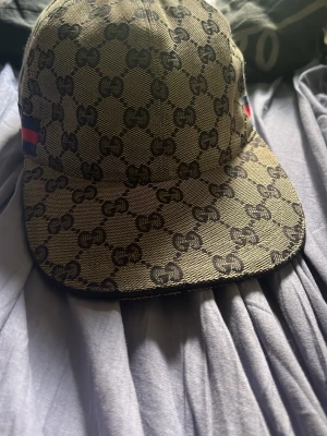 Beige keps med GG-mönster - Äkta. Köptes i Gucci affären i Stockholm för cirka 5 månader sedan
