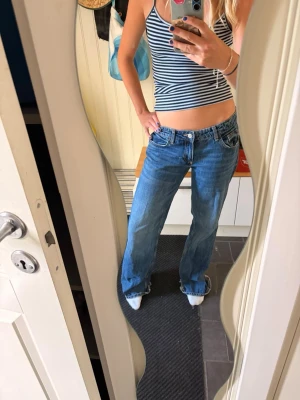 Zara TRF jeans låg midja  - Snygga zara jeans som sitter perfekt vid midjan och är låga. 