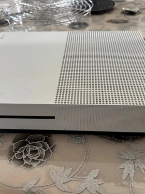 Xbox one s - Säljer en Xbox one s felfritt, säljer då jag har en dator nu och använder ej den. ingen kontroll följer med 