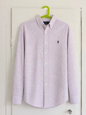 Polo Ralph Lauren rutig skjorta - Snygg långärmad skjorta från Polo Ralph Lauren i vitt med små blå och röda rutor. Mörkblå broderad Polo-logga på bröstet och klassisk button-down-krage. Mycket lätt att matcha och passar både till vardag och mer uppklätt. 📏 Storlek: L (14-16) ✨ Skick: Mycket bra men är lite missfärgad i nacken men det syns knappt! Hör av dig vid frågor eller om du vill ha mått/fler bilder! 📦