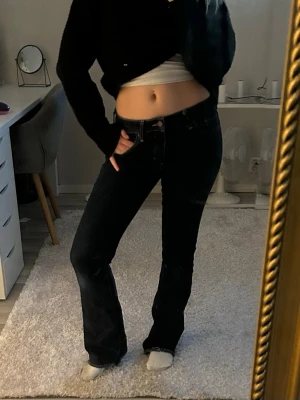 Mörkblå bootcut jeans - Levis 715 bootcut storlek 29 har en naglacksfläck på ena benet, se sista bilden, annars inga sletsige. BUDA. 