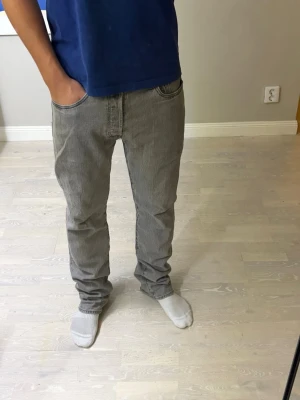 Levis 501 - Grå Levi’s 501 i storlek 32/34. Klassisk modell med snygg passform och stilren grå färg. I bra skick och lätt att matcha med det mesta. Hör gärna av dig om du vill ha fler bilder eller har några frågor! 