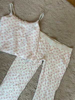 Vit pyjamas med rosa nallebjörnar Gina Tricot - Pyjamas med nallebjörnar på