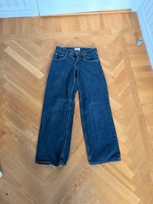 Mörkblå raka jeans från Motel rocks - Säljer ett par mörkblå jeans från motel med rak passform och klassisk femficksdesign. Jeansen  är tillverkade i kraftigt denimtyg. Perfekta för dig som gillar en tidlös och avslappnad stil. Lite slitna på botten