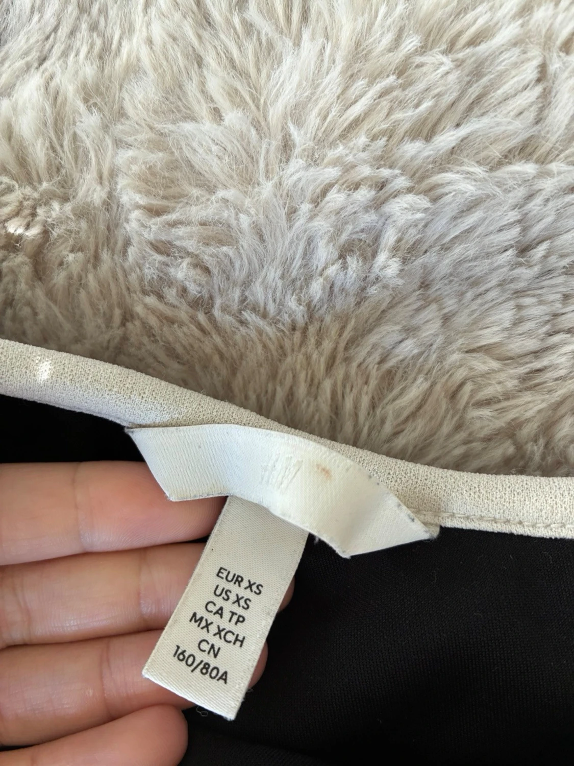 Svart oneshoulder topp med volang - 2