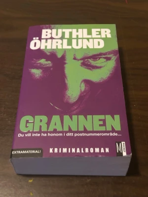 Grannen av Buthler & Öhrlund pocket - Spännande kriminalroman i pocketformat med lila och grönt omslag. Boken är skriven av Buthler & Öhrlund och handlar om psykopaten Hans Ecker. Perfekt för dig som gillar nervkittlande deckare med extra material.
