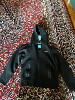 Svarta Nike NOCTA Tech - Säljer en svarta nocta tech från nike. Har aldrig använt tröjan endast testat den och den va för liten. Storleken är s men känns xs eller mindre, kanske 164-170? Kom dm för frågor. 