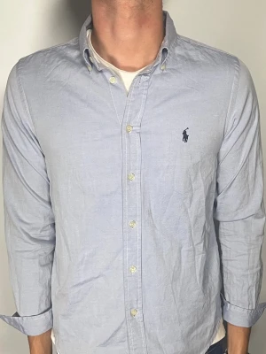 Ralph Lauren skjorta  - 👕 Plagg: Skjorta                                                               📏 Storlek: XS                                                               🏷️ Märke/Modell: Ralph Lauren                                    ✨ Skick: Fint skick                                                        💬 Vid frågor är det bara att skriva!                                                                                          🛍️ Gramenti