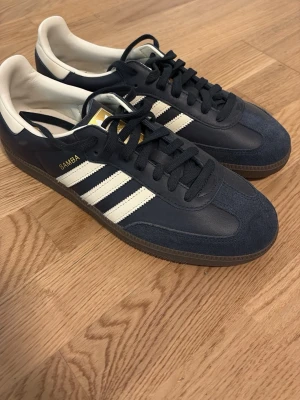 Adidas Samba mörkblå  - Mörkblå Adidas Samba sneakers i perfekt skick. Nypris 1399kr