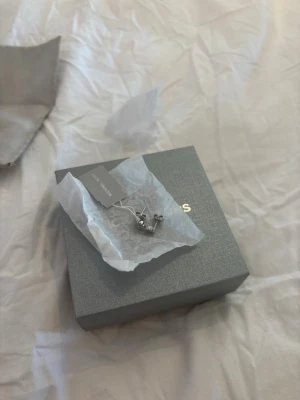 Michael Kors örhängen  - Michael Kors örhängen. Helt nya med lappen kvar och orginal förpackning. I silver och aldrig ens testade.