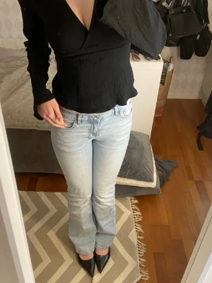 Ljusblå lågmidjade jeans - Lågmidjade jeans från Gina i storlek S/36, mycket bra skick!!!