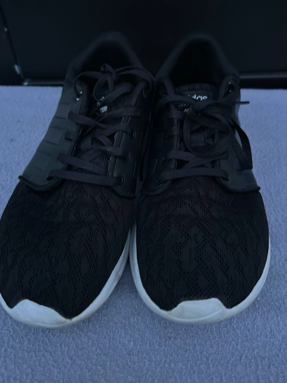 Svarta Adidas sneakers med vita sulor - 2