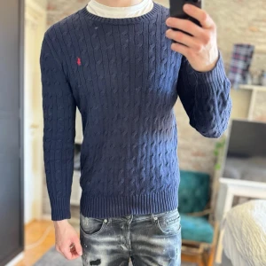 Ralph Lauren kabelstickad tröja - Mycket bra skick, inga defekter! Passar dig som är mellan 170-180cm ungefär. XL junior motsvarar S.Modellen är 185 cm, 75kg. Sänkta priser på köp av fler varor! Skriv för mer information🤝