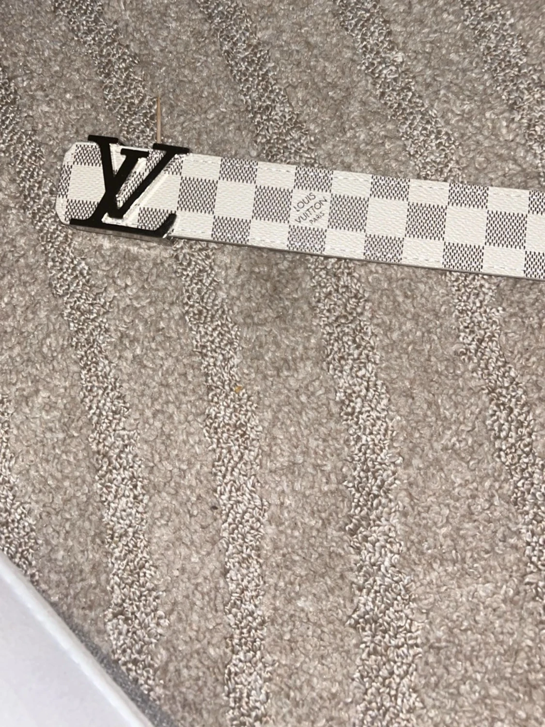 Vit rutig bälte med silverdetaljer - 1