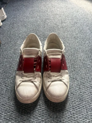Valentino skor vinröda - Säljer nu mina Valentinos som jag köpte för 2500kr på Vinted! Det syns att de är använda på nära håll men det är fortfarande i ett bra skick. Sulan har blivit lite nedslipad vid hälen, och vid tån finns vissa slitningar och ”repor” (är rätt så säker att de går att fixa). Säljer nu pga att jag inte längre använder de! Priset är diskuterbart hör av dig om du har frågor!🥰❤️