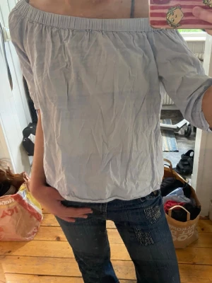 Ljusblå topp - Topp/blus från HM, har några defekter i form av små fläckar som inte går bort i tvätten baktill (se bilder)!!💕 söt passform och band som går att knyta på armarna :) hör av dig om du har några frågor/prisförslag! 
