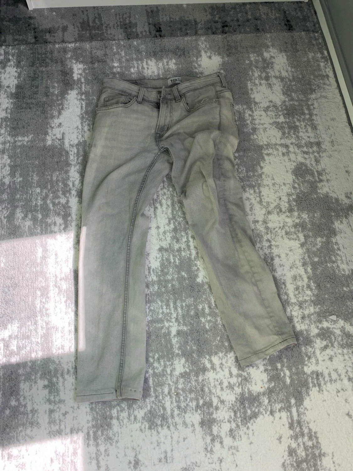 Ljusgrå raka jeans