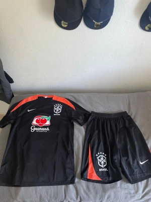 Brazil Jersey Träningsset T shirt och Shorts  - Säljer min brazil träningsset fan version, sitter fint på kroppen Storlek XL, passar på L och XL personer då modellen är en fin passform. 