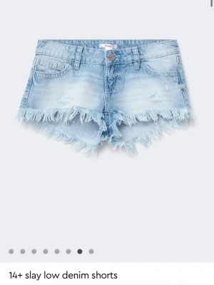 Ljusblå fransiga denimshorts - Säljer dessa oanvända short. Väldig lågmidjade och skiittt snygga passar bara inte mig i storlek.