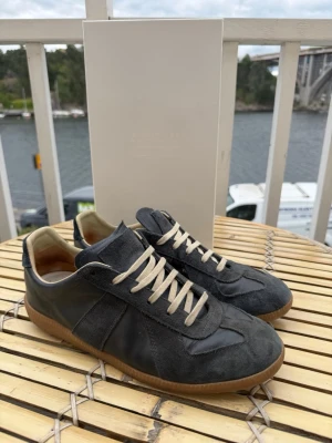 Maison margiela gats - Säljer nu dessa gats för endast 1299kr. Köpta här på plick för 3500kr. Skorna är självklart äkta! Skriv vid minsta fundering!