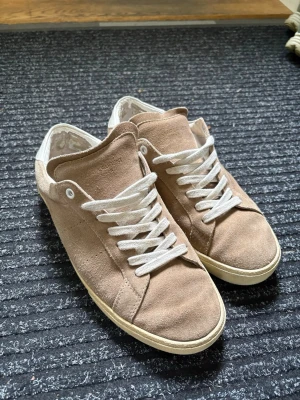 Saint laurent skor - Säljer dessa riktigt snygga skor från Saint laurent. Storlek 40 men sitter som 41, skorna lite slitna på insidan men utsidan av skorna är i riktigt bra skick därav det billiga priset. Vid köp fås även boxen och dustbag med! 