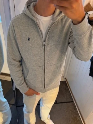 Grå Ralph Lauren zip hoodie  - Fint skick! Passar ca 165 cm Hör av dig vid frågor! 
