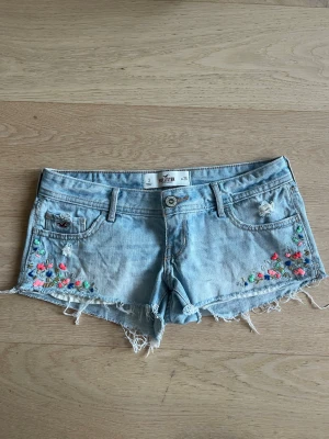 Ljusblå broderade jeansshorts Hollister - Auktioneras ut på Plick live 13/08 kl 18:00💛
