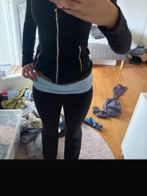 Svarta byxor från G Rise - Säljer ett par klassiska svarta leggings med tight passform. De är enkla, utan synliga detaljer eller mönster, och passar perfekt till både oversized tröjor och crop tops. Materialet känns mjukt och stretchigt, vilket gör dem riktigt bekväma.