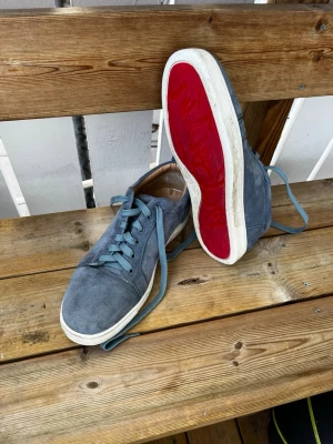 Louboutin sneakers - Ett par lätt använda loubs. Jag säljer dem eftersom att jag har växt ur dem. Köpte de på Plick i vintras för 3000 kr och använde de i ca 2 månader innan jag växte ur dem. Mycket bra skick, de är lite smutsiga på sulan men det är oundvikligt.