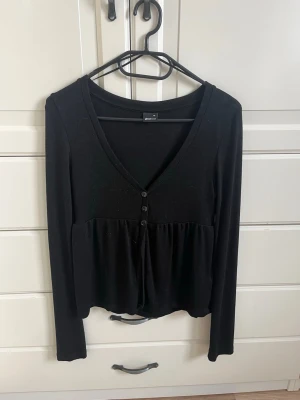Topp - Säljer en superfin ”babydoll” topp från Gina tricot. Storlek xs. Aldrig använd, nyskick🩷