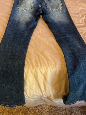 Blåa bootcut jeans  - Blåa bootcut jeans i storlek W27 L32 från Shein.