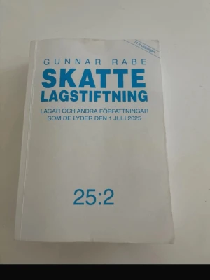 Skattelagstiftningen 25:2 - Boken är hel utan kladd på insidan. Sidorna är hela och rena. Ända defekten är att bokens utsida är lite smutsig (se bilderna) men inget som påverkar användningen, annars utmärkt skick.