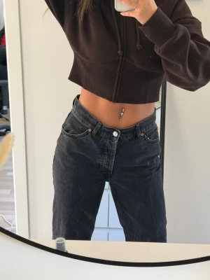 Svarta raka jeans - Säljer ett par svarta jeans med rak passform. Från Asos i storlek 28/32