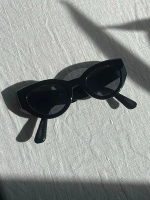 Svarta cat eye solglasögon - Snygga svarta solglasögon i cat eye-modell från Nelly.  