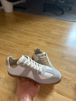 Maison margiela gats  - Hej, säljer dessa feta maison margiela gats. Nytt skick har aldrig använt pga att dem var för små. Hör av er vid frågor eller funderingar! Pris kan diskuteras!