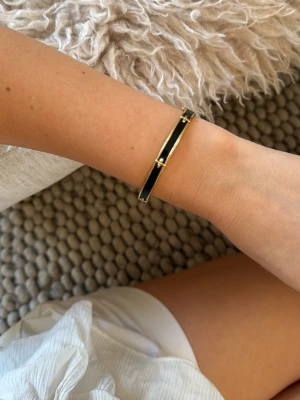 By jolima armband - Armband i svart och guld från jolima, bra skick🖤