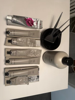 Frisör hårfärg - Säljer ett kit för hårfärgning från Davines som är från frisörsalong med flera tuber hårfärg i olika nyanser. En stor flaska activator (väteperoxid), samt skål och penslar för applicering. Perfekt för dig som vill färga håret hemma och få ett proffsigt resultat. Acivatorn är ca 1/3 kvar och 3 hårfärgstuber helt nya, de andra har olika mängd kvar - som syns på bilderna. Orginalpris för en tub hårfärg är 350:-
