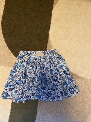 Blommig  kortkjol - Söt kortkjol i blommigt mönster!