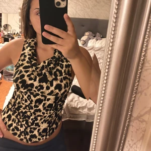 Leopard topp - En off shoulder topp med leopard mönster. Aldrig använts. Man kan ha den på två olika sätt som ni ser på bilderna. Står ingen storlek men den är som xs/s