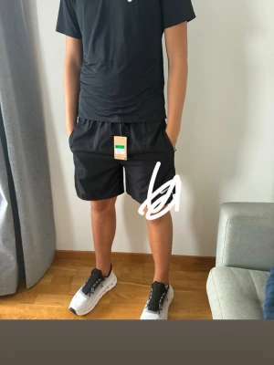 Nike set  - Nike set storlek L passar lite mer som M. Helt ny med tags och påse. L i shorts och L i tröja. Väldigt bra skick och jag skickar det snabbt och smidigt med antingen PostNord eller Instabox OBS vid köp av bring så avslutar jag beställningen