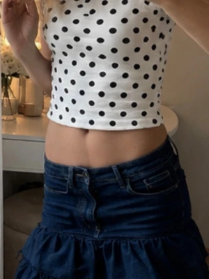 Egensydd jeanskjol - Sydda med ett par jeans från only i storlek s. Den är otroligt stretchig. Det tog flera timmar att sy den , men vill ändå erbjuda ett bra pris eftersom att sommar säsongen är slut. Kolla in bundle