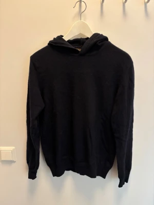 Oscar Jacobson Hoodie - Tjenare! Säljer min Oscar Jacobson Pascal hoodie i Kashmir/ull i storlek xs. Använd någon enstaka gång så inga defekter på tröjan. Hör av dig vid frågor