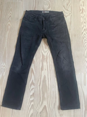 Teddy Smith Jeans - Säljer mina svarta jeans från Teddy Smith i strlk 33/32 som jag använt max 3 gånger. Byxan är i riktigt gott skick och har en snygg och klassisk svart färg. Modellen är regular fit men jag skulle också uppleva den lite som en variant av bootcut när man har på sig den.